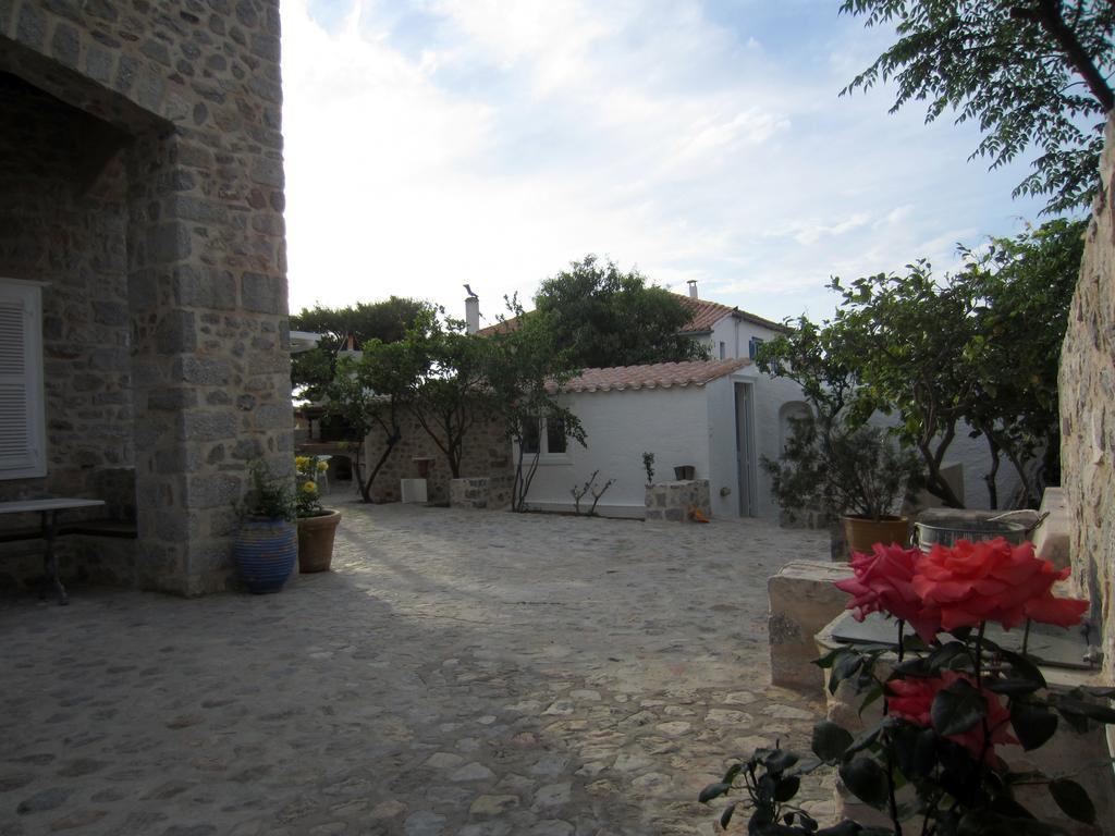 Kiki'S Houses Vlichos Идра Экстерьер фото