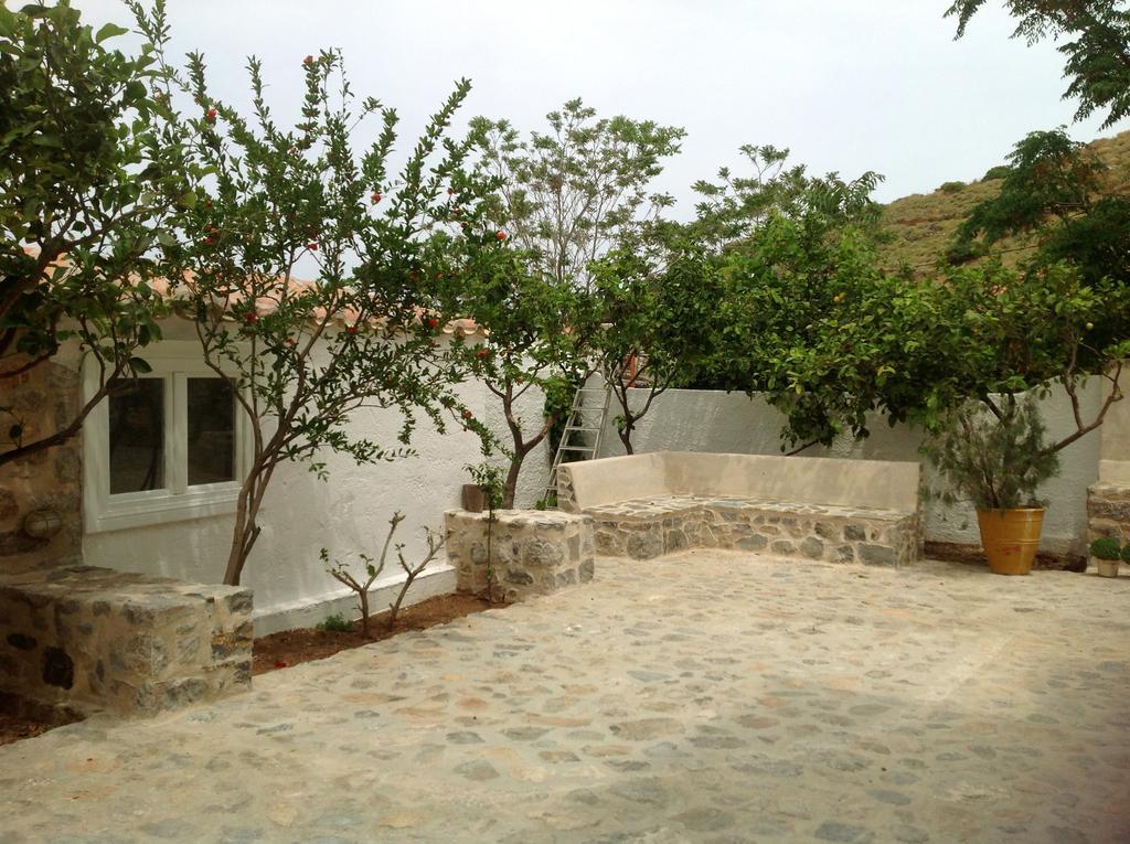 Kiki'S Houses Vlichos Идра Экстерьер фото